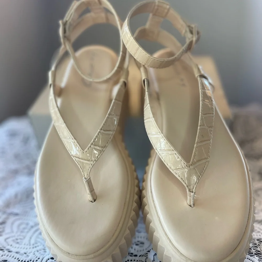 SALE Circus by Sam Edelman Women's Elana Platform
Sandal - Picture 5 of 7